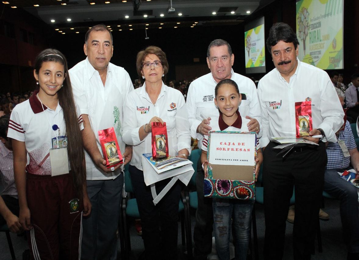 El director de la Adiht Jose Luis Castellanos, la secretaria de educación Gloria González, Julio Cesar Díaz Cruz; presidente asamblea del Huila, Carlos Julio González Villa Gobernador del departamento en compañía de  estudiantes.